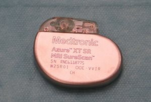 Boitier du pacemaker contenant la pile permettant de stimuler le cœur du chien