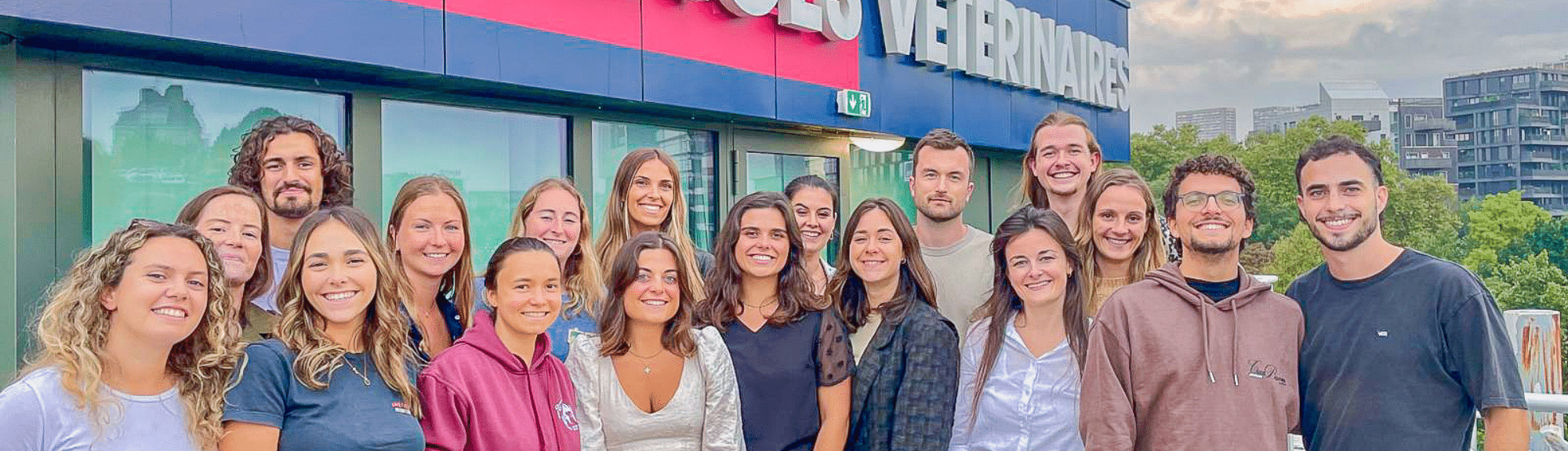 Photo de présentation des 18 interns de la promotion 2024-2025 des interns du CHV Frégis.