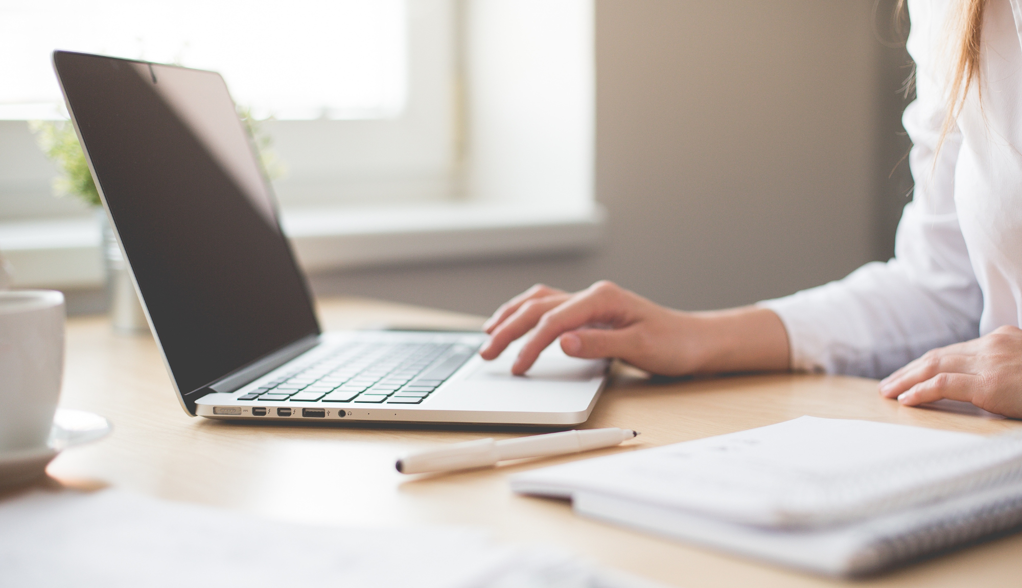 Vue d'un bureau avec une femme qui travaille sur son ordinateur
