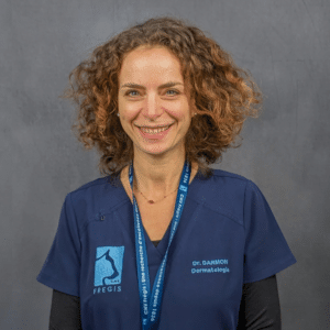 Photo de profil d'une vétérinaire du service de dermatologie.