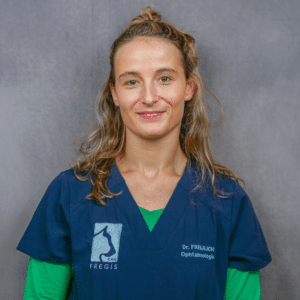 Photo de profil d'une vétérinaire du service d'ophtalmologie.