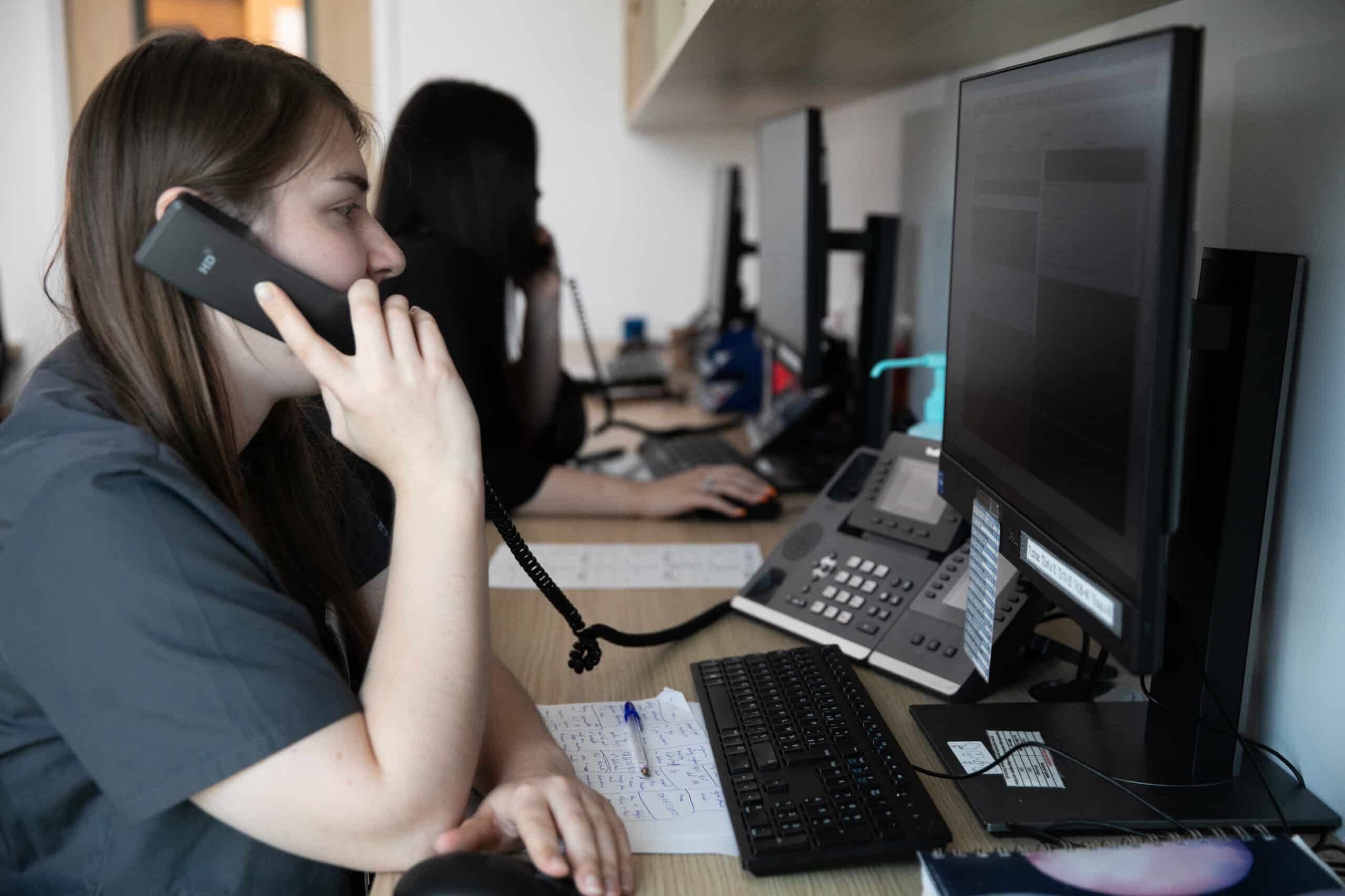 Personnel d'accueil qui répond au téléphone au standard téléphonique du CHV Frégis