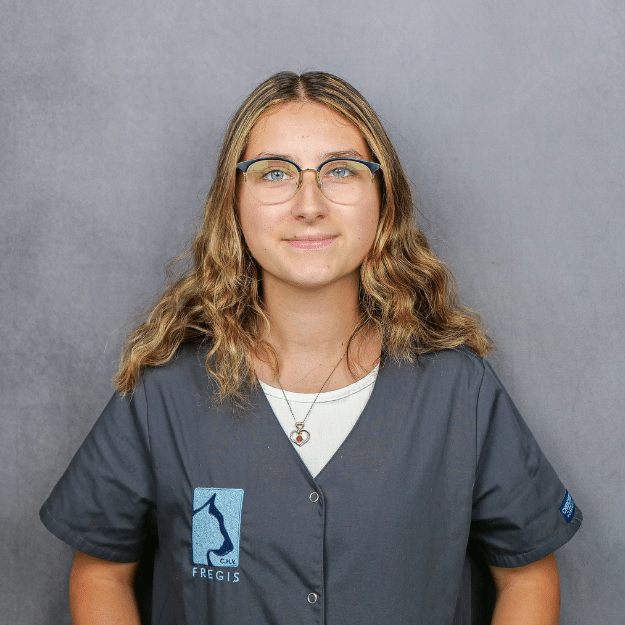 Photo de profil d'une hôtesse d'accueil du CHV Frégis.