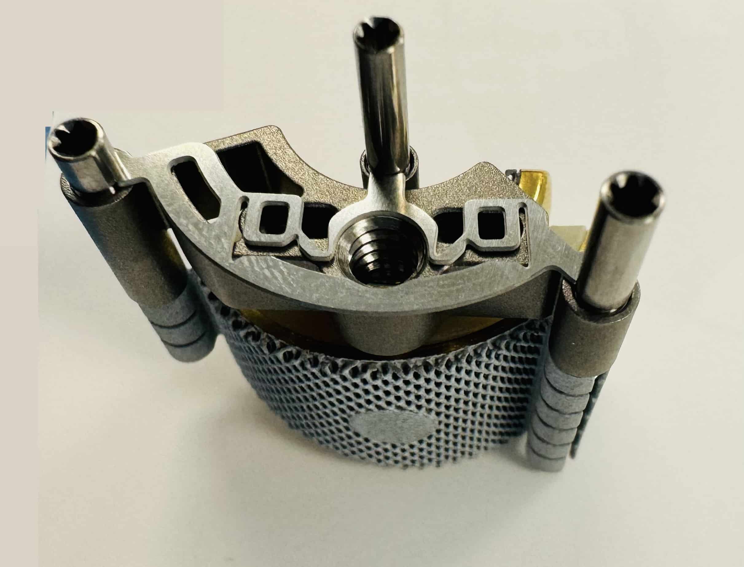 Photographie de l’implant TATE de prothèse de coude, montrant la complexité de cet implant révolutionnaire avec du titane et d’autre biomatériaux de dernière génération et un design permettant l’ostéo-intégration et une stabilité définitive de l’implant